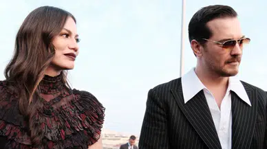 Çağatay Ulusoy ve Demet Özdemir Cannes’da büyüledi! Eşref Rüya dizisi uluslararası arenada gurur kaynağı oldu