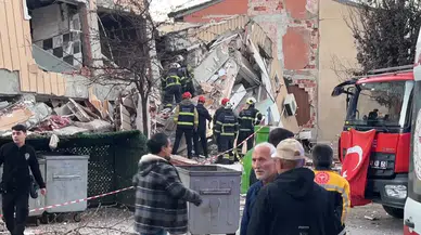 Gebze’de yedi katlı bina çöktü: Enkaz altında kalan 5 kişi için kurtarma çalışmaları sürüyor