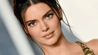 Kendall Jenner, Paris Moda Haftası’nda transparan elbisesiyle büyüledi
