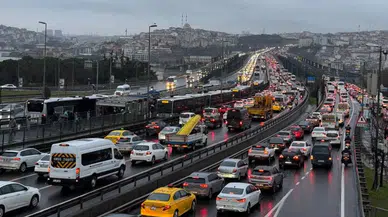 İstanbul'da yağış trafiği felç etti: Yoğunluk yüzde 80'i buldu!