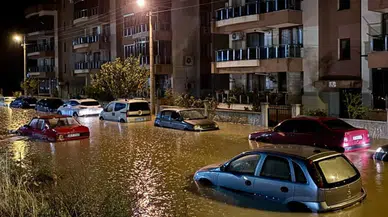 İzmir Bergama’da sağanak yağış sele dönüştü: Ev ve işyerlerini su bastı