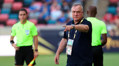 Fenerbahçe'nin eski hocası Advocaat'ın takımı Curaçao tarihinin en büyük başarısına imza attı