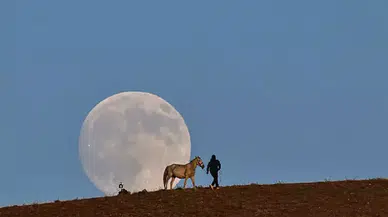 Van’da dolunay büyüledi: Atlı silüet kartpostallık görüntü oluşturdu