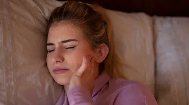 Gece dişlerinizi mi sıkıyorsunuz? Asıl neden sandığınızdan çok daha tehlikeli!