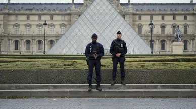 Louvre Müzesi'nde gerçekleştirilen soygunda bir gözaltı daha! 8 değerli mücevhere ise hala ulaşılamadı