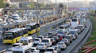 Okulların açılmasıyla İstanbul trafiği felç oldu
