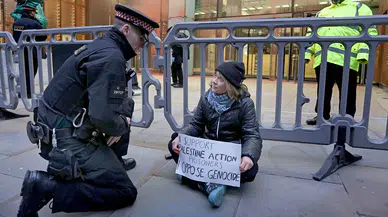 Aktivist Greta Thunberg, Londra'daki Filistin eyleminde gözaltına alındı