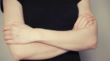 Kolları kavuşturmak sandığınız gibi değil: Uzmanlara göre bu hareketin altında çok daha fazlası var