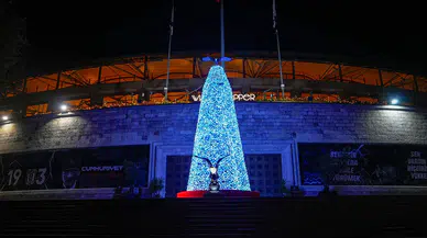 Beşiktaş'tan Tüpraş Stadyumu önünde anlamlı yılbaşı ağacı: "İyiliğe Kanat Aç"
