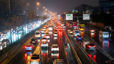 İstanbul, yeni haftaya yağmurla ve trafikle başladı