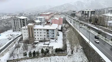 Bitlis kışı erken karşıladı: 1 günlük kar tatili