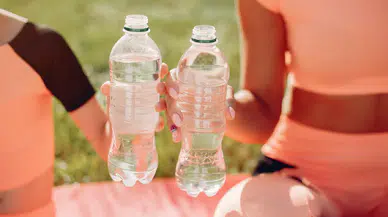 Her gün şişe su içenler yılda 90 bin mikroplastik tüketiyor