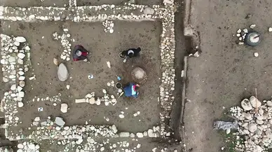 Oluz Höyük’te Kartaca'dan insan başlı cam boncuklar, Fenike tarzı bebek mezarları...