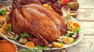 Yılbaşı sofralarının klasiği: Tam kıvamında fırında hindi tarifi