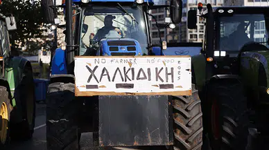 Yunanistan’da çiftçiler limanı kapattı: Ülke genelinde eylemler sürüyor