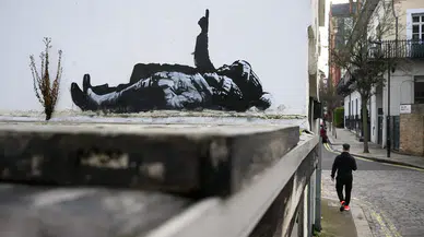 Banksy yeni eserini Londra sokaklarına resmetti: Noel'e mi, çocuklara mı gönderme yaptı?