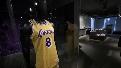 Kobe Bryant'ın ilk maçında giydiği forma rekor fiyata satıldı