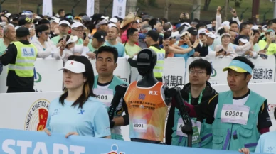 İlk kez insanlarla robotlar birlikte koştu: Pekin’de tarihi yarı maraton
