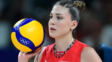 İlkin Aydın, polis teşkilatının yıldönümü pankartına yaptığı hareketle gündem oldu