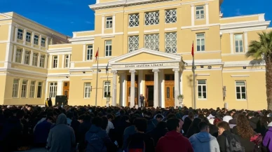 İzmir Atatürk Lisesi öğrencilerinden 'Öğretmenime dokunma' eylemi