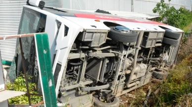 Antalya'da turistleri taşıyan midibüs devrildi: 19 yaralı var