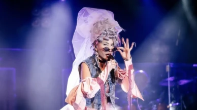 Hande Yener’den sahnede gençlere mesaj: Bu devri çok güzel devireceğiz