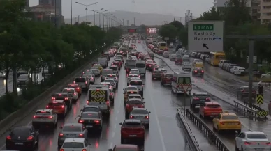 Yağmurlu hava İstanbul'da yine trafiği felç etti: haftanın ilk gününde yüzde 80 trafik yoğunluğu