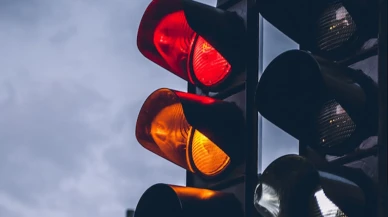 Kırmızı ışık ihlali can almaya devam ediyor: 2025’in ilk 4 ayında 369 bin araç sürücüsüne işlem