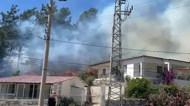 Marmaris’te yerleşim yakınında orman yangını çıktı