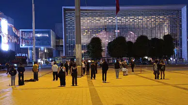 Taksim'de "Duran Adam" eylemi yapan 18 genç gözaltına alındı