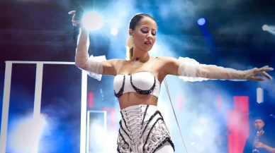 Derya Uluğ, İzmir konserinde korku dolu anlar yaşadı: "Bu şahıs normal değil!"