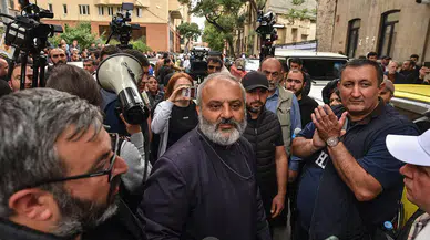 Ermenistan'da, Başpiskopos Galstanyan 'darbe planladığı' iddiasıyla gözaltına alındı
