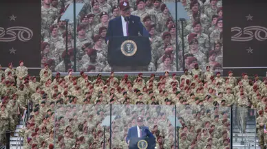 Donald Trump Fort Bragg’ta kurşun geçirmez cam arkasından konuştu, göstericilere sert tepki verdi