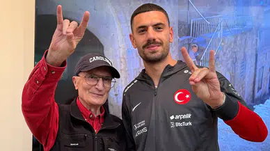 Aziz Sancar ve Merih Demiral bir araya geldi: Sancar imzaladığı kitaba "Tanrı Türkü Korusun!" yazdı