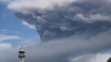 Endonezya’daki Lewotobi Yanardağı patladı: Uçuşlar iptal edildi, tahliyeler başladı