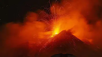 Etna Yanardağı’nda güçlü patlama: Kül bulutu 5 kilometreye ulaştı