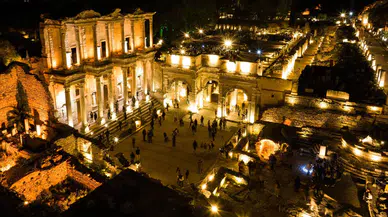 Efes Antik Kenti'nde gece müzeciliği başladı: Ziyaret saatleri uzatıldı
