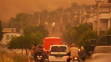 İzmir'in Menderes ve Seferihisar ilçelerinde orman yangını: Yerleşim yerleri tahliye edildi, müdahale sürüyor