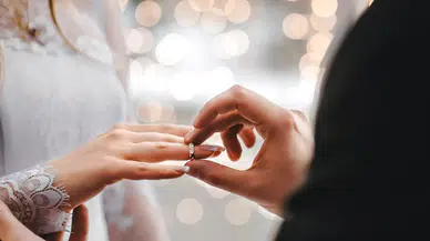 Evlenmeden önce hediye ettiği telefondan casus yazılım çıktı: Eş suçlu bulundu!