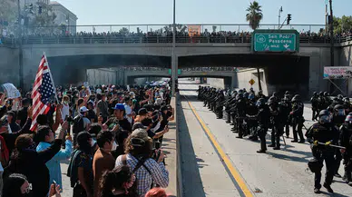 Los Angeles'taki sınır protestoları 3. gününde: Trump askeri birlikleri çağırdı!