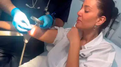 Koluna kene yapışan oyuncu Pelin Akil, böceği çıkarayım derken hastanelik oldu