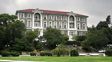 Boğaziçi Üniversitesi mezuniyet töreninde protesto: Öğrenciler atanmış bölüm başkanına sırtlarını döndü