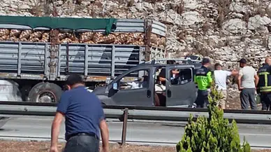 Adana'da feci kaza: TIR'a arkadan çarpan araçtaki 5 kişi hayatını kaybetti