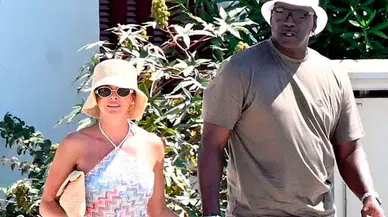 NBA yıldızı Michael Jordan, Ege adalarında bir akşam yemeğinde 10 bin dolar bahşiş bıraktı