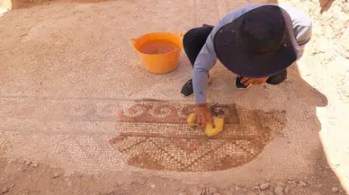 Dara Antik Kenti'nde 1500 yıllık mozaik keşfi: Damla ve dalga motifleri ortaya çıkarıldı