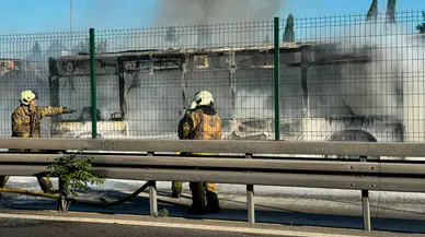 İstanbul Bakırköy'de metrobüste çıkan yangın söndürüldü