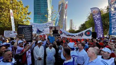 Kamu işçilerinden 81 ilde AK Parti binaları önünde eylem: "Sefalet ücretine son” çağrısı