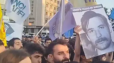 Polis, Saraçhane’de Mahir Çayan bayrağı taşıyan öğrencilere müdahale etti