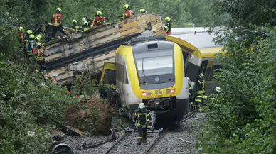 Almanya’da yolcu treni raydan çıktı: 3 ölü, 34 yaralı