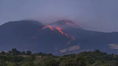 Etna Yanardağı’nda lav akışı 2 kilometreye ulaştı, patlama riski büyüyor